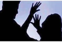 ಅಮಾನವೀಯ ಘಟನೆ : ಮಹಿಳೆ ವಿವಸ್ತ್ರಗೊಳಿಸಿ ಪೊಲೀಸರಿಂದ ಹಲ್ಲೆ ಆರೋಪ