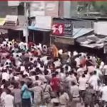 ಮದ್ದೂರಿನಲ್ಲಿ ಕಲ್ಲೂತೂರಾಟ ಖಂಡಿಸಿ ಪ್ರತಿಭಟನೆ: ಪರಿಸ್ಥಿತಿ ನಿಯಂತ್ರಿಸಲು ಪೊಲೀಸರಿಂದ ಲಾಠಿಚಾರ್ಜ್