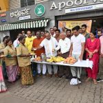 ಪ್ರಧಾನಿ ಮೋದಿ ಹುಟ್ಟುಹಬ್ಬ: ಪೌರಕಾರ್ಮಿಕರಿಗೆ ಚಹಾ ಮತ್ತು ಹಣ್ಣು ವಿತರಣೆ