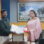 ಟೆಲಿಸ್ಕೋಪ್ ತಯಾರಿಕೆಯಲ್ಲಿ ಜಿಲ್ಲೆಗೆ ಕೀರ್ತಿ: ಶಿಕ್ಷಕನಿಗೆ ಅಭಿನಂದನೆ ಸಲ್ಲಿಸಿದ ಚಾಮರಾಜನಗರ ಡಿಸಿ