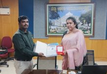 ಟೆಲಿಸ್ಕೋಪ್ ತಯಾರಿಕೆಯಲ್ಲಿ ಜಿಲ್ಲೆಗೆ ಕೀರ್ತಿ: ಶಿಕ್ಷಕನಿಗೆ ಅಭಿನಂದನೆ ಸಲ್ಲಿಸಿದ ಚಾಮರಾಜನಗರ ಡಿಸಿ
