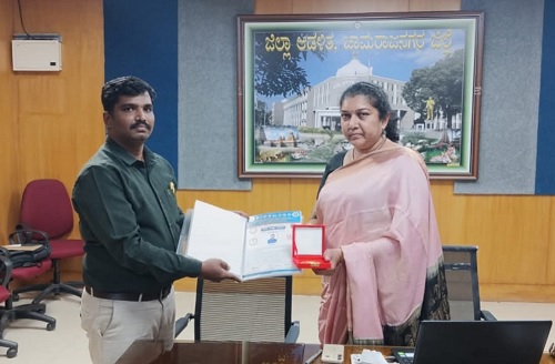 ಟೆಲಿಸ್ಕೋಪ್ ತಯಾರಿಕೆಯಲ್ಲಿ ಜಿಲ್ಲೆಗೆ ಕೀರ್ತಿ: ಶಿಕ್ಷಕನಿಗೆ ಅಭಿನಂದನೆ ಸಲ್ಲಿಸಿದ ಚಾಮರಾಜನಗರ ಡಿಸಿ