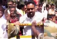 ಇಂದೇ ದೇವರಾಜ ಅರಸು ಪ್ರತಿಮೆ ಲೋಕಾರ್ಪಣೆಗೆ ಆಗ್ರಹ: ಮೈಸೂರಿನಲ್ಲಿ ಬೃಹತ್ ಪ್ರತಿಭಟನೆ