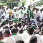 ಕಬ್ಬಿಗೆ ಬೆಲೆ ನಿಗದಿ: ಹೋರಾಟ ಹಿಂಪಡೆದು ರೈತರ ಸಂಭ್ರಮಾಚರಣೆ: ಮತ್ತೊಂದೆಡೆ ರೈತರಿಂದ ಪ್ರತಿಭಟನೆ