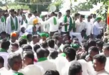 ಕಬ್ಬಿಗೆ ಬೆಲೆ ನಿಗದಿ: ಹೋರಾಟ ಹಿಂಪಡೆದು ರೈತರ ಸಂಭ್ರಮಾಚರಣೆ: ಮತ್ತೊಂದೆಡೆ ರೈತರಿಂದ ಪ್ರತಿಭಟನೆ