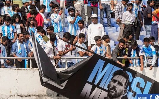 ಫುಟ್ಬಾಲ್ ತಾರೆ ಮೆಸ್ಸಿ ವೀಕ್ಷಣೆಗೆ ವಿಐಪಿಗಳ ಅಡ್ಡಿ: ರೊಚ್ಚಿಗೆದ್ದ ಫ್ಯಾನ್ಸ್ ನಿಂದ ಕ್ರೀಡಾಂಗಣವಾಯ್ತು ರಣಾಂಗಣ..!