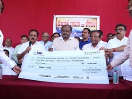 15 ತಿಂಗಳಿನಿಂದ ಸಂಬಳವಿಲ್ಲದ ಶಿಕ್ಷಕರಿಗೆ ತಮ್ಮ ಸಂಸದರ ವೇತವನ್ನೇ ಕೊಟ್ಟ ಕೇಂದ್ರ ಸಚಿವ HDK