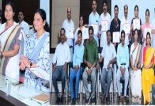 ಉತ್ತಮ ಪ್ರಗತಿ ಸಾಧಿಸಿದ ಪಿಡಿಓಗಳಿಗೆ ಪ್ರಶಂಸನಾ ಪತ್ರ ನೀಡಿ ಅಭಿನಂದಿಸಿದ ಮಂಡ್ಯ ಜಿ.ಪಂ. ಸಿಇಓ