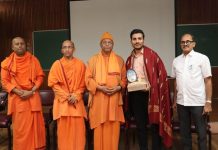 ವೈದ್ಯ ಪ್ರವೇಶ ಪರೀಕ್ಷೆಯಲ್ಲಿ ದೇಶಕ್ಕೆ ಪ್ರಥಮ ಸ್ಥಾನ ಪಡೆದ ಡಾ.ರವೀಶ್ ರನ್ನು ಸನ್ಮಾನಿಸಿದ ಶ್ರೀರಾಮಕೃಷ್ಣ ವಿದ್ಯಾಶಾಲೆ.