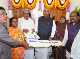 ಕೊಳೆಗೇರಿ ಜನರೂ ಮುಖ್ಯವಾಹಿನಿಗೆ ಬರಲು ಇಷ್ಟು ಬೃಹತ್ ಪ್ರಮಾಣದಲ್ಲಿ ಮನೆ ವಿತರಣೆ: ಸಿಎಂ ಸಿದ್ದರಾಮಯ್ಯ