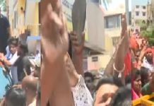 ಪ್ರಚಾರದ ವೇಳೆ ಹೈಡ್ರಾಮಾ: ‘ಕೈ’ಶಾಸಕ ಪ್ರದೀಪ್ ಈಶ್ವರ್ ಗೆ ಚಪ್ಪಲಿ , ಪೊರಕೆ ಪ್ರದರ್ಶನ