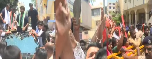 ಪ್ರಚಾರದ ವೇಳೆ ಹೈಡ್ರಾಮಾ: ‘ಕೈ’ಶಾಸಕ ಪ್ರದೀಪ್ ಈಶ್ವರ್ ಗೆ ಚಪ್ಪಲಿ , ಪೊರಕೆ ಪ್ರದರ್ಶನ