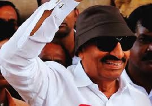 ಹೆದ್ದಾರಿ ತಡೆದು ವಾಟಾಳ್ ನಾಗರಾಜ್ ಪ್ರತಿಭಟನೆ: ಪೊಲೀಸರ ವಶಕ್ಕೆ