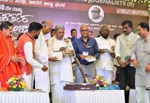 ಸಂವಿಧಾನದ ಆಶಯ ಜಾರಿಗೊಳಿಸುವ ಕೆಲಸ ಮಾಡುತ್ತಿದ್ದೀವಾ ಎಂದು ಪತ್ರಕರ್ತರು ತಮ್ಮನ್ನು ತಾವು ನೋಡಿಕೊಳ್ಳಬೇಕು- ಸಿ.ಎಂ.ಸಿದ್ದರಾಮಯ್ಯ