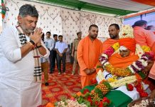 ಶ್ರೀ ಮುಮ್ಮಡಿ ನಿರ್ವಾಣ ಸ್ವಾಮೀಜಿ ಆವರಿಗೆ ಸಿಎಂ ಡಿ.ಕೆ ಶಿವಕುಮಾರ್ ಅಂತಿಮ ನಮನ