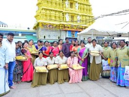 ಮೈಸೂರು: ಸ್ವಚ್ಛತಾ ಕಾರ್ಯನಿರ್ವಹಿಸುವ ಮಹಿಳಾ ಸಿಬ್ಬಂದಿಗಳಿಗೆ ಬಾಗಿನ ಸಮರ್ಪಣೆ