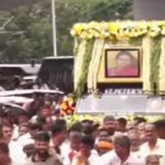 ಚೆನ್ನಮ್ಮ ಅವರ ಪಾರ್ಥೀವ ಶರೀರ ಮೆರವಣಿಗೆ : ರಸ್ತೆಯುದ್ದಕ್ಕೂ ಕಿಕ್ಕಿರಿದು ನಿಂತ ಜನರು