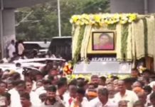 ಚೆನ್ನಮ್ಮ ಅವರ ಪಾರ್ಥೀವ ಶರೀರ ಮೆರವಣಿಗೆ : ರಸ್ತೆಯುದ್ದಕ್ಕೂ ಕಿಕ್ಕಿರಿದು ನಿಂತ ಜನರು