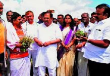 ಬರ ವೀಕ್ಷಣೆ : ಗ್ರಾಮಸ್ಥರ ಮನವಿ ಆಲಿಸಿ ಅಧಿಕಾರಿಗಳಿಗೆ ಕ್ರಮಕ್ಕೆ ಸೂಚಿಸಿದ ಡಿಸಿಎಂ ಪರಮೇಶ್ವರ್