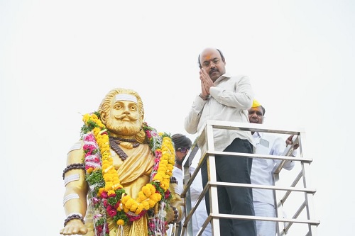 ಮಹಾನ್ ಚೇತನಗಳ ಪ್ರತಿಮೆಗಳಿಗೆ ಮಾಲಾರ್ಪಣೆ : ಗೌರವ ನಮನ ಸಲ್ಲಿಸಿದ ಸಚಿವ ಡಾ. ಯತೀಂದ್ರ ಸಿದ್ದರಾಮಯ್ಯ