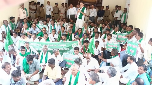 ಕಬಿನಿ ನಾಲೆಗಳಿಗೆ ನೀರು ಹರಿಸುವಂತೆ ರೈತರಿಂದ ಬೃಹತ್ ಪ್ರತಿಭಟನೆ farmer