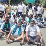 ರೈತ ದಸರಾದಲ್ಲಿ ನಿರ್ಲಕ್ಷ್ಯ, ಅವ್ಯವಸ್ಥೆ ಆರೋಪ: ರೈತರಿಂದ ರಸ್ತೆ ತಡೆದು ಪ್ರತಿಭಟನೆ, ಆಕ್ರೋಶ ರೈತ ದಸರಾದಲ್ಲಿ ನಿರ್ಲಕ್ಷ್ಯ, ಅವ್ಯವಸ್ಥೆ ಆರೋಪ: ರೈತರಿಂದ ರಸ್ತೆ ತಡೆದು ಪ್ರತಿಭಟನೆ, ಆಕ್ರೋಶ