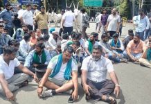 ರೈತ ದಸರಾದಲ್ಲಿ ನಿರ್ಲಕ್ಷ್ಯ, ಅವ್ಯವಸ್ಥೆ ಆರೋಪ: ರೈತರಿಂದ ರಸ್ತೆ ತಡೆದು ಪ್ರತಿಭಟನೆ, ಆಕ್ರೋಶ ರೈತ ದಸರಾದಲ್ಲಿ ನಿರ್ಲಕ್ಷ್ಯ, ಅವ್ಯವಸ್ಥೆ ಆರೋಪ: ರೈತರಿಂದ ರಸ್ತೆ ತಡೆದು ಪ್ರತಿಭಟನೆ, ಆಕ್ರೋಶ