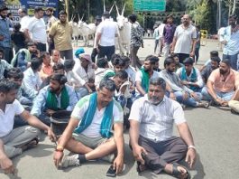 ರೈತ ದಸರಾದಲ್ಲಿ ನಿರ್ಲಕ್ಷ್ಯ, ಅವ್ಯವಸ್ಥೆ ಆರೋಪ: ರೈತರಿಂದ ರಸ್ತೆ ತಡೆದು ಪ್ರತಿಭಟನೆ, ಆಕ್ರೋಶ ರೈತ ದಸರಾದಲ್ಲಿ ನಿರ್ಲಕ್ಷ್ಯ, ಅವ್ಯವಸ್ಥೆ ಆರೋಪ: ರೈತರಿಂದ ರಸ್ತೆ ತಡೆದು ಪ್ರತಿಭಟನೆ, ಆಕ್ರೋಶ