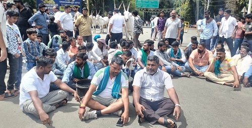 ರೈತ ದಸರಾದಲ್ಲಿ ನಿರ್ಲಕ್ಷ್ಯ, ಅವ್ಯವಸ್ಥೆ ಆರೋಪ: ರೈತರಿಂದ ರಸ್ತೆ ತಡೆದು ಪ್ರತಿಭಟನೆ, ಆಕ್ರೋಶ