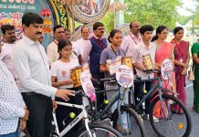 ಮೈಸೂರು ದಸರಾ ಚಿತ್ರಕಲಾ ಸ್ಪರ್ಧೆ: ವಿಜೇತ ಮಕ್ಕಳಿಗೆ ಬಹುಮಾನವಾಗಿ ಸೈಕಲ್ ವಿತರಣೆ