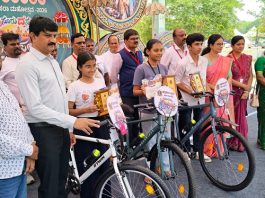 ಮೈಸೂರು ದಸರಾ ಚಿತ್ರಕಲಾ ಸ್ಪರ್ಧೆ: ವಿಜೇತ ಮಕ್ಕಳಿಗೆ ಬಹುಮಾನವಾಗಿ ಸೈಕಲ್ ವಿತರಣೆ