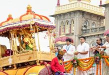 ಐತಿಹಾಸಿಕ ಜಂಬೂ ಸವಾರಿ ಮೆರವಣಿಗೆಗೆ ಸಿಎಂ ಡಿಕೆ ಶಿವಕುಮಾರ್ ಚಾಲನೆ ಐತಿಹಾಸಿಕ ಜಂಬೂ ಸವಾರಿ ಮೆರವಣಿಗೆಗೆ ಸಿಎಂ ಡಿಕೆ ಶಿವಕುಮಾರ್ ಚಾಲನೆ