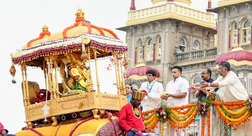 ಐತಿಹಾಸಿಕ ಜಂಬೂ ಸವಾರಿ ಮೆರವಣಿಗೆಗೆ ಸಿಎಂ ಡಿಕೆ ಶಿವಕುಮಾರ್ ಚಾಲನೆ