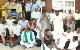 ಫಾರ್ಮ್ 7 ದುರ್ಬಳಕೆ ಆರೋಪ: ಚು.ಆಯೋಗದ ಮುಂದೆಯೇ ಧರಣಿ ಕುಳಿತ ಸಿಎಂ ಮತ್ತು ಸಚಿವರು