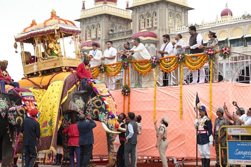 ಐತಿಹಾಸಿಕ ಜಂಬೂ ಸವಾರಿ ಮೆರವಣಿಗೆಗೆ ಸಿಎಂ ಡಿಕೆ ಶಿವಕುಮಾರ್ ಚಾಲನೆ