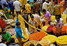 ಆಯುಧ ಪೂಜೆ, ವಿಜಯದಶಮಿ ಸಂಭ್ರಮ: ಖರೀದಿ ಭರಾಟೆ ಜೋರು ಆಯುಧ ಪೂಜೆ, ವಿಜಯದಶಮಿ ಸಂಭ್ರಮ: ಖರೀದಿ ಭರಾಟೆ ಜೋರು