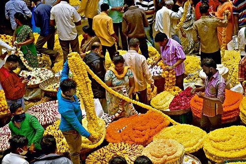 ಆಯುಧ ಪೂಜೆ, ವಿಜಯದಶಮಿ ಸಂಭ್ರಮ: ಖರೀದಿ ಭರಾಟೆ ಜೋರು