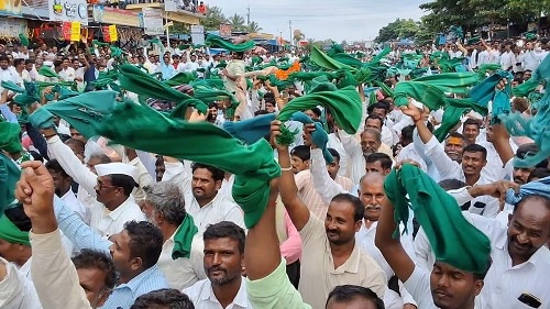 ಕಬ್ಬಿಗೆ ಎಂಎಸ್ ಪಿ, ಎಫ್ ಆರ್ ಪಿ ದರ ನಿಗದಿಗೆ ಆಗ್ರಹ: ಮುಂದುವರೆದ ರೈತರ ಪ್ರತಿಭಟನೆ