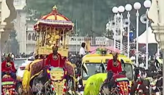 ಅಂಬಾರಿ ಹೊತ್ತು ಸಾಗಿದ ಕ್ಯಾಪ್ಟನ್ ಪ್ರಶಾಂತ : ಜಂಬೂಸವಾರಿ ನೋಡಿ ಕಣ್ತುಂಬಿಕೊಡ ಜನರು