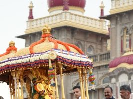 ಅಂಬಾರಿ ಹೊತ್ತು ಸಾಗಿದ ಕ್ಯಾಪ್ಟನ್ ಪ್ರಶಾಂತ : ಜಂಬೂಸವಾರಿ ನೋಡಿ ಕಣ್ತುಂಬಿಕೊಡ ಜನರು ಅಂಬಾರಿ ಹೊತ್ತು ಸಾಗಿದ ಕ್ಯಾಪ್ಟನ್ ಪ್ರಶಾಂತ : ಜಂಬೂಸವಾರಿ ನೋಡಿ ಕಣ್ತುಂಬಿಕೊಡ ಜನರು