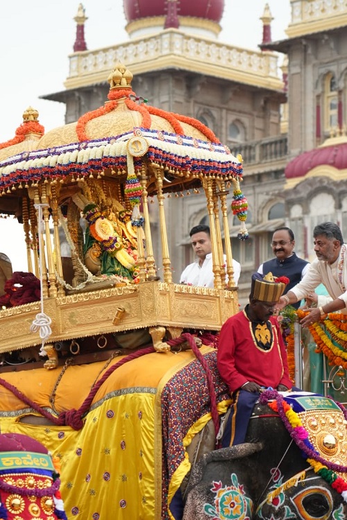 jamboo savari1 ಅಂಬಾರಿ ಹೊತ್ತು ಸಾಗಿದ ಕ್ಯಾಪ್ಟನ್ ಪ್ರಶಾಂತ : ಜಂಬೂಸವಾರಿ ನೋಡಿ ಕಣ್ತುಂಬಿಕೊಡ ಜನರು