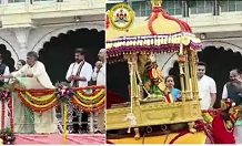 ಐತಿಹಾಸಿಕ ಜಂಬೂ ಸವಾರಿ ಮೆರವಣಿಗೆಗೆ ಸಿಎಂ ಡಿಕೆ ಶಿವಕುಮಾರ್ ಚಾಲನೆ ಐತಿಹಾಸಿಕ ಜಂಬೂ ಸವಾರಿ ಮೆರವಣಿಗೆಗೆ ಸಿಎಂ ಡಿಕೆ ಶಿವಕುಮಾರ್ ಚಾಲನೆ