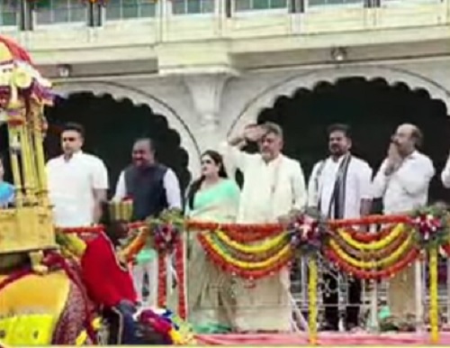 ಐತಿಹಾಸಿಕ ಜಂಬೂ ಸವಾರಿ ಮೆರವಣಿಗೆಗೆ ಸಿಎಂ ಡಿಕೆ ಶಿವಕುಮಾರ್ ಚಾಲನೆ