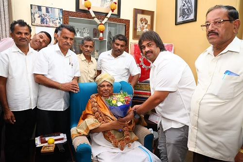 ಕಾಗೋಡು ತಿಮ್ಮಪ್ಪ ಅವರಿಗೆ ರಾಜ್ಯೋತ್ಸವ ಪ್ರಶಸ್ತಿ, ಮನೆಗೆ ತೆರಳಿ ಅಭಿನಂದಿಸಿದ ಸಚಿವ ಮಧು ಬಂಗಾರಪ್ಪ