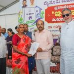 ಅರ್ಹ ಎಲ್ಲ ಆಸ್ತಿ ಮಾಲೀಕರಿಗೂ ಇ-ಖಾತಾ ಸೌಲಭ್ಯ : ವಿತರಣಾ ಪ್ರಕ್ರಿಯೆ ಚುರುಕುಗೊಳಿಸಲು ಕ್ರಮ – ಸಚಿವ ಡಾ. ಯತೀಂದ್ರ ಸಿದ್ದರಾಮಯ್ಯ. ಅರ್ಹ ಎಲ್ಲ ಆಸ್ತಿ ಮಾಲೀಕರಿಗೂ ಇ-ಖಾತಾ ಸೌಲಭ್ಯ : ವಿತರಣಾ ಪ್ರಕ್ರಿಯೆ ಚುರುಕುಗೊಳಿಸಲು ಕ್ರಮ – ಸಚಿವ ಡಾ. ಯತೀಂದ್ರ ಸಿದ್ದರಾಮಯ್ಯ.