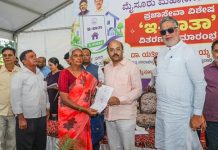 ಅರ್ಹ ಎಲ್ಲ ಆಸ್ತಿ ಮಾಲೀಕರಿಗೂ ಇ-ಖಾತಾ ಸೌಲಭ್ಯ : ವಿತರಣಾ ಪ್ರಕ್ರಿಯೆ ಚುರುಕುಗೊಳಿಸಲು ಕ್ರಮ – ಸಚಿವ ಡಾ. ಯತೀಂದ್ರ ಸಿದ್ದರಾಮಯ್ಯ. ಅರ್ಹ ಎಲ್ಲ ಆಸ್ತಿ ಮಾಲೀಕರಿಗೂ ಇ-ಖಾತಾ ಸೌಲಭ್ಯ : ವಿತರಣಾ ಪ್ರಕ್ರಿಯೆ ಚುರುಕುಗೊಳಿಸಲು ಕ್ರಮ – ಸಚಿವ ಡಾ. ಯತೀಂದ್ರ ಸಿದ್ದರಾಮಯ್ಯ.