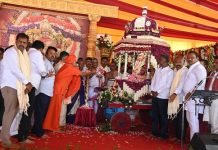 ನಾಡಹಬ್ಬ ಮೈಸೂರು ದಸರಾಗೆ ವಿದ್ಯುಕ್ತ ಚಾಲನೆ ನೀಡಿದ ಗವಿಸಿದ್ದೇಶ್ವರ ಶ್ರೀಗಳು