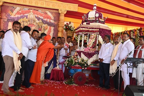 ನಾಡಹಬ್ಬ ಮೈಸೂರು ದಸರಾಗೆ ವಿದ್ಯುಕ್ತ ಚಾಲನೆ ನೀಡಿದ ಗವಿಸಿದ್ದೇಶ್ವರ ಶ್ರೀಗಳು