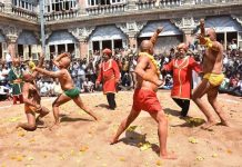 ಮೈಸೂರು ದಸರಾ: ಇತಿಹಾಸದಲ್ಲೇ ಇದೇ ಮೊದಲ ಬಾರಿ ‘ವಜ್ರಮುಷ್ಟಿ ಕಾಳಗ’ ರದ್ದು ಮೈಸೂರು ದಸರಾ: ಇತಿಹಾಸದಲ್ಲೇ ಇದೇ ಮೊದಲ ಬಾರಿ ‘ವಜ್ರಮುಷ್ಟಿ ಕಾಳಗ’ ರದ್ದು